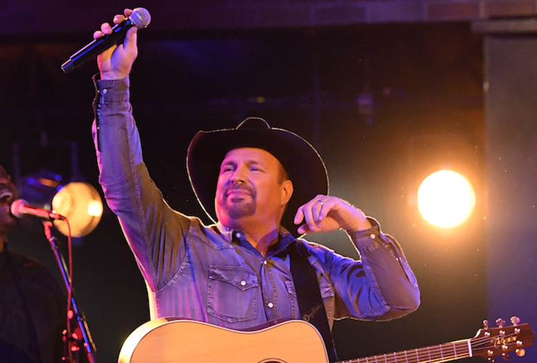 Garth Brooks CMA Steps Down