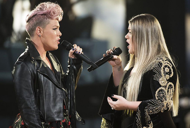 Pink Kelly Clarkson AMAs