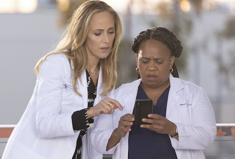 greys anatomy teddy lives kim raver staying
