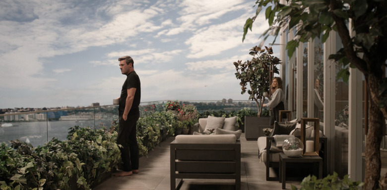 the-morning-show-3x07-balcony-green-screen