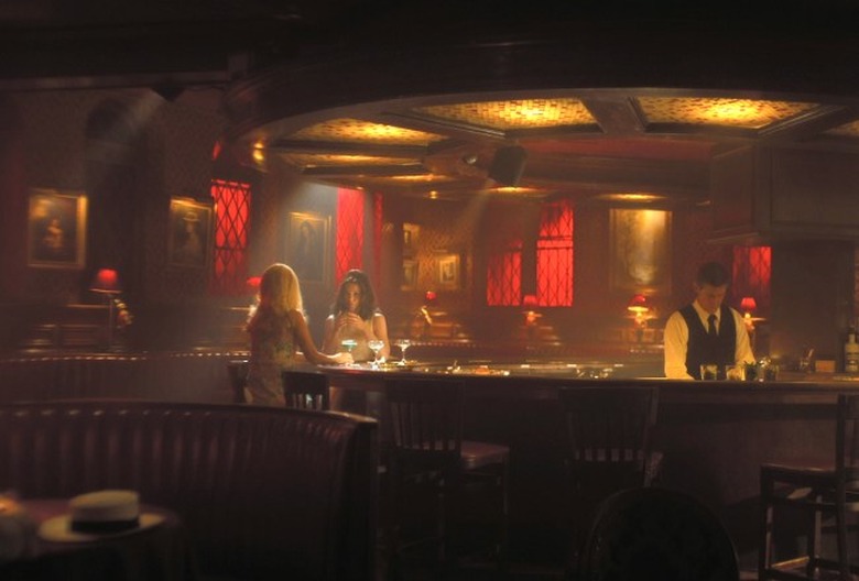 palm-royale-new-girl-bar