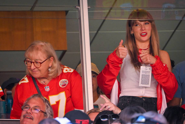 taylor-swift-travis-kelce-dating-fall-tv-drama-football-commentary