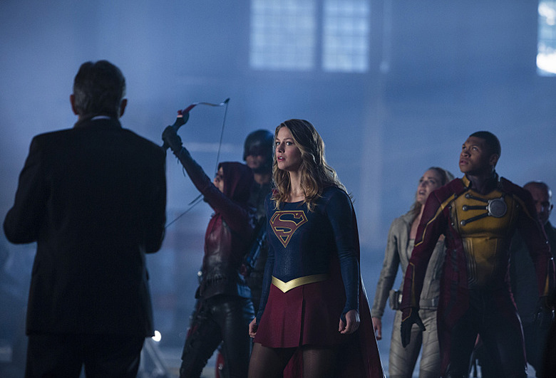 supergirl-flash-arrow-legends-crossover-photos-10