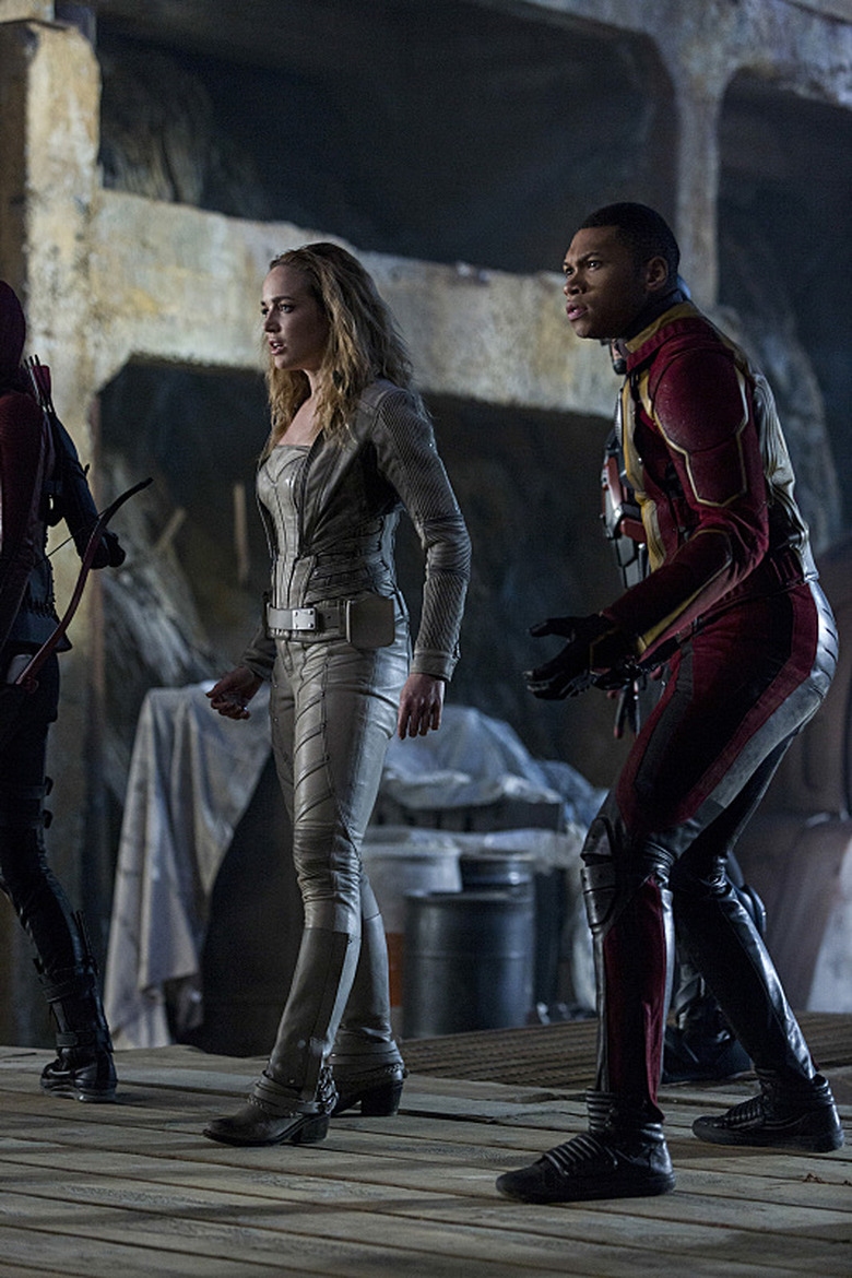 supergirl-flash-arrow-legends-crossover-photos-11