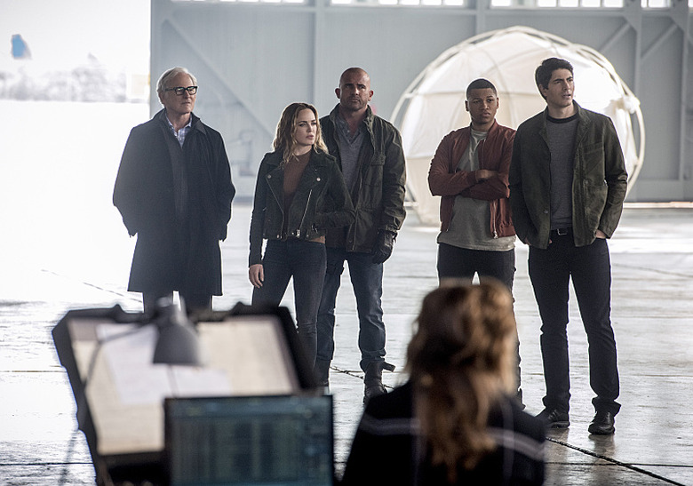 supergirl-flash-arrow-legends-crossover-photos-13