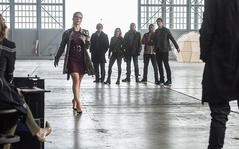 supergirl-flash-arrow-legends-crossover-photos-15