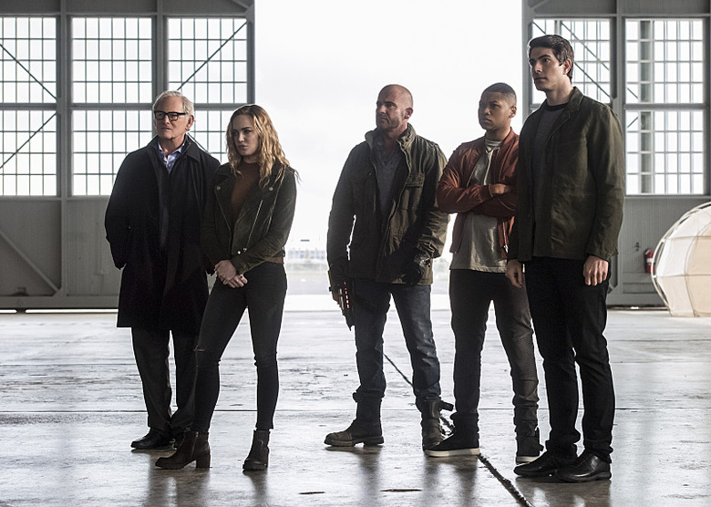 supergirl-flash-arrow-legends-crossover-photos-18