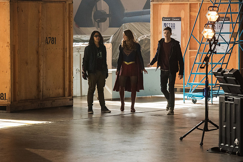 supergirl-flash-arrow-legends-crossover-photos-19