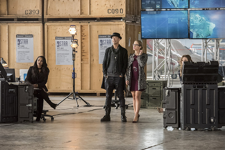 supergirl-flash-arrow-legends-crossover-photos-20