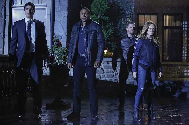 supergirl-flash-arrow-legends-crossover-photos-40