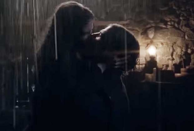 penny-dreadful-vanessa-ethan-kiss-rain
