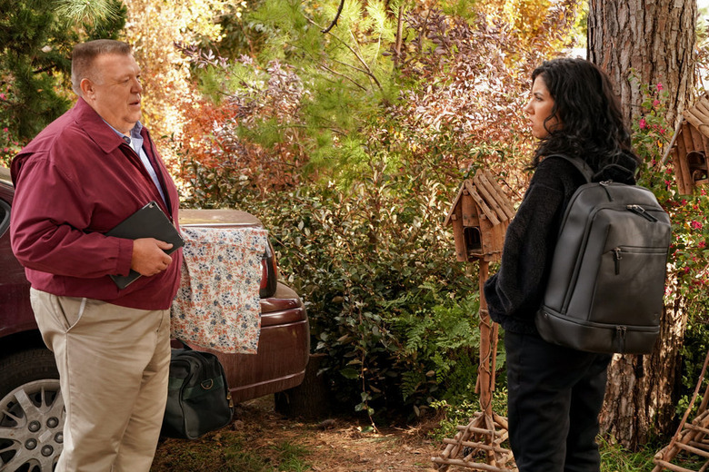 8x02 - The Lake House