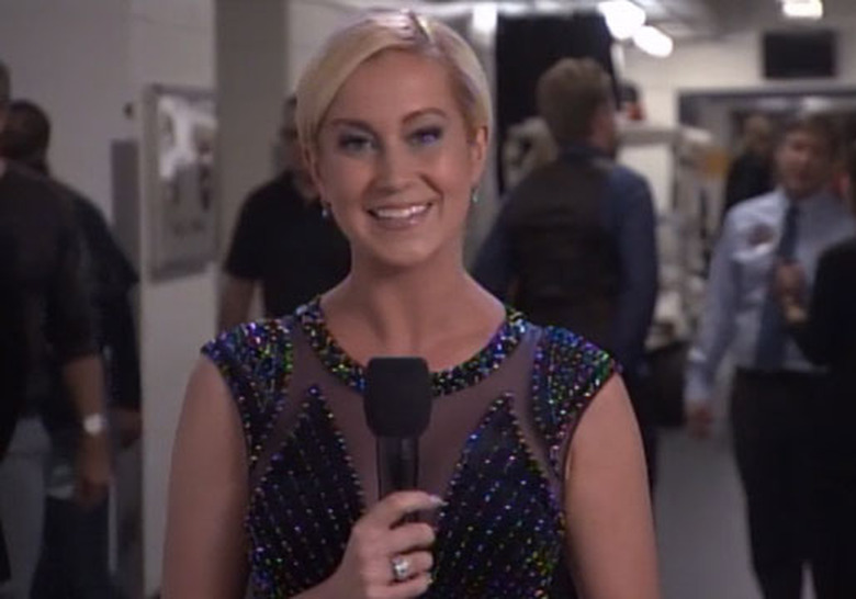 CMAs_kellie-pickler-backstage