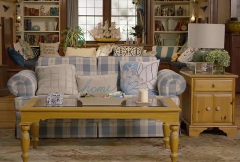 fuller-house-trailer-6-couch