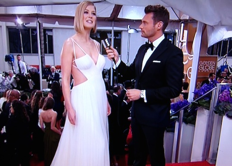 golden-globes-red-carpet-2015-rosamund-pike