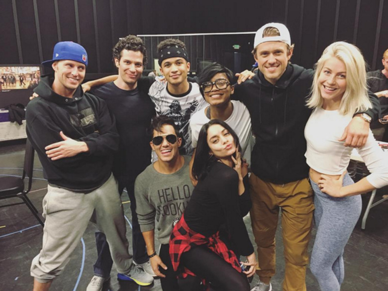 grease-live-bts-02