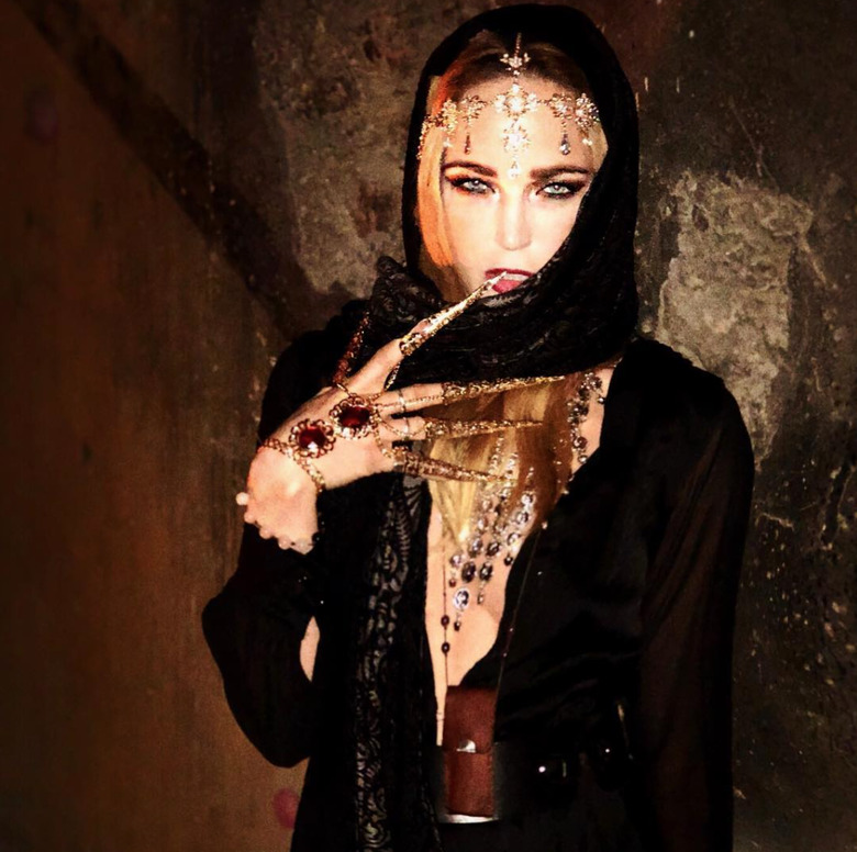 halloween costumes caity lotz legends of tomorrow