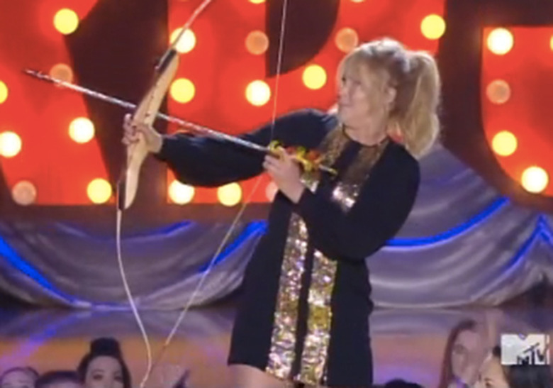 amy-schumer-archery