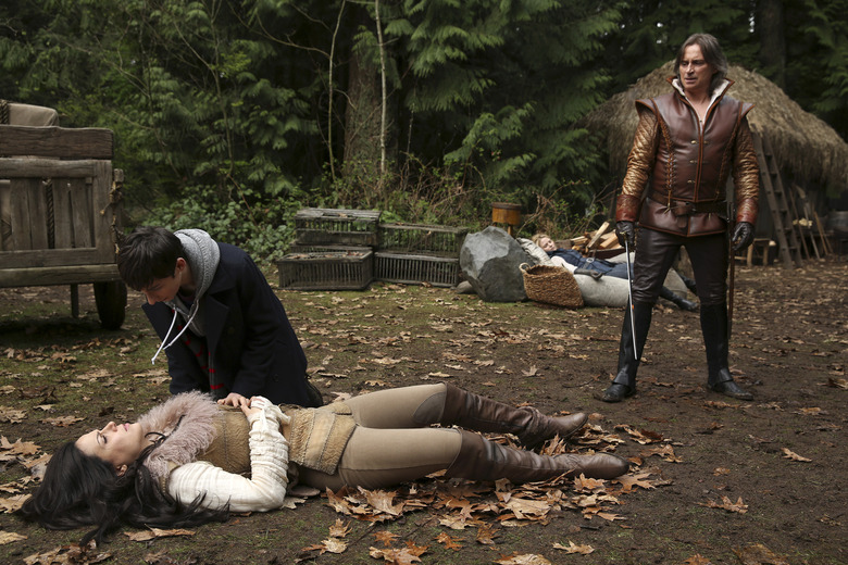 LANA PARRILLA, JARED S. GILMORE, JENNIFER MORRISON (BACKGROUND), ROBERT CARLYLE