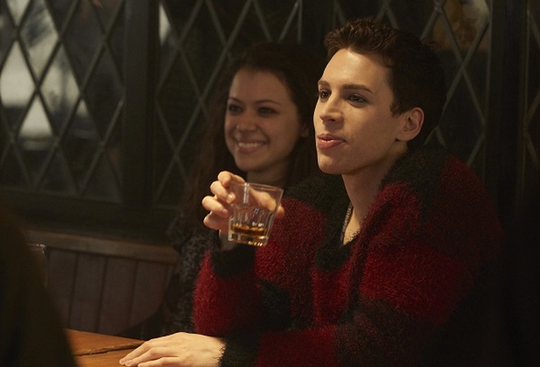 Sarah (TATIANA MASLANY) and Felix (JORDAN GAVARIS)