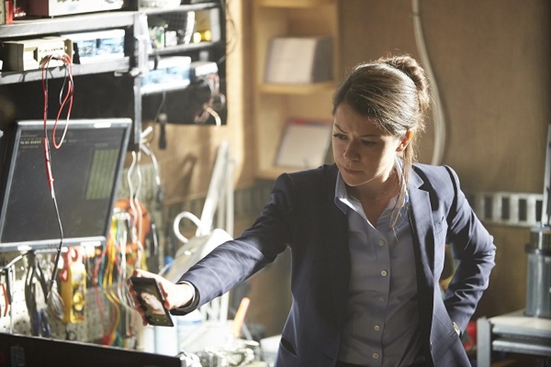 Beth (TATIANA MASLANY)