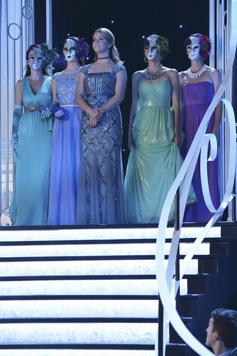 CENTER: SASHA PIETERSE