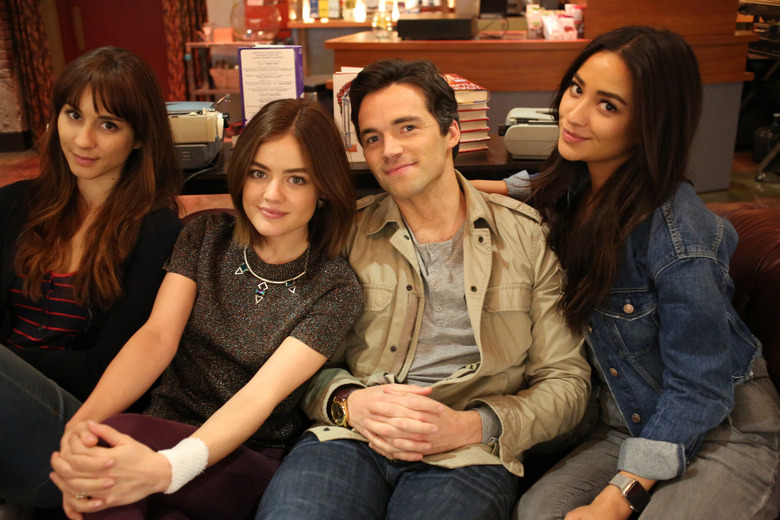 TROIAN BELLISARIO, LUCY HALE, IAN HARDING, SHAY MITCHELL