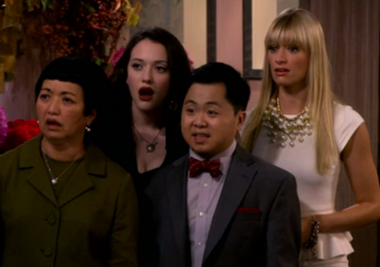 2-Broke- Girls-whore-playing-piano