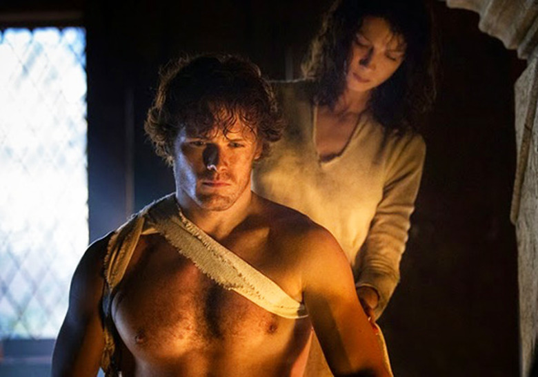 outlander-claire-jamie-shoulder