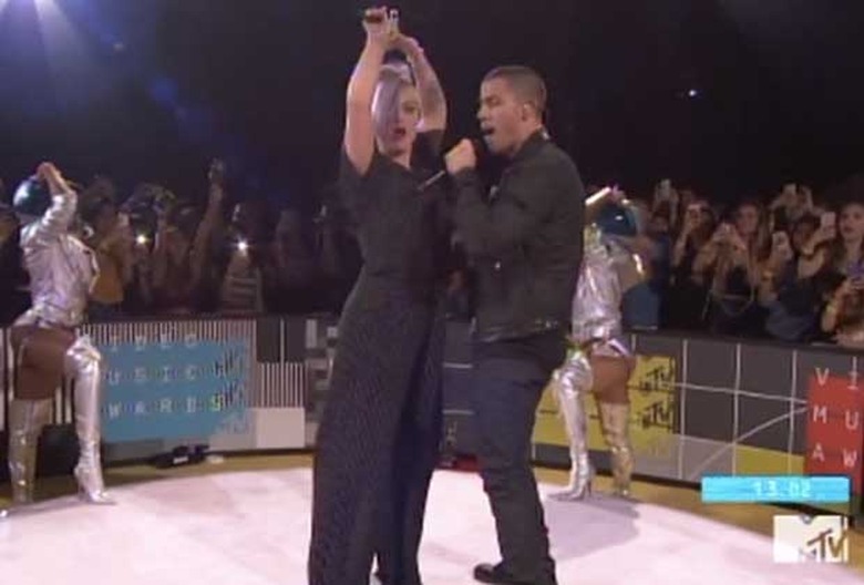 mtv-vmas-2015-nick-jonas-kelly-osbourne-dance