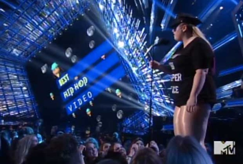 mtv-vmas-2015-rebel-wilson-police-stripper
