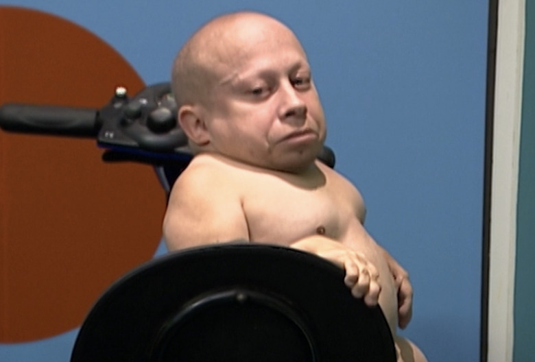 The Surreal Life: Naked and Drunk Verne Troyer Pees in the Corner
