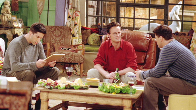 Friends 'The One Where Chandler Doesn't Like Dogs'