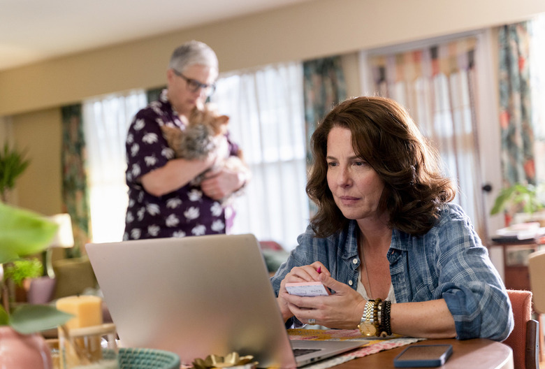 Robin Weigert Tracker