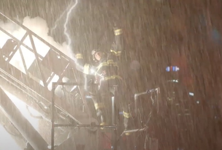 911 Buck Struck Lightning