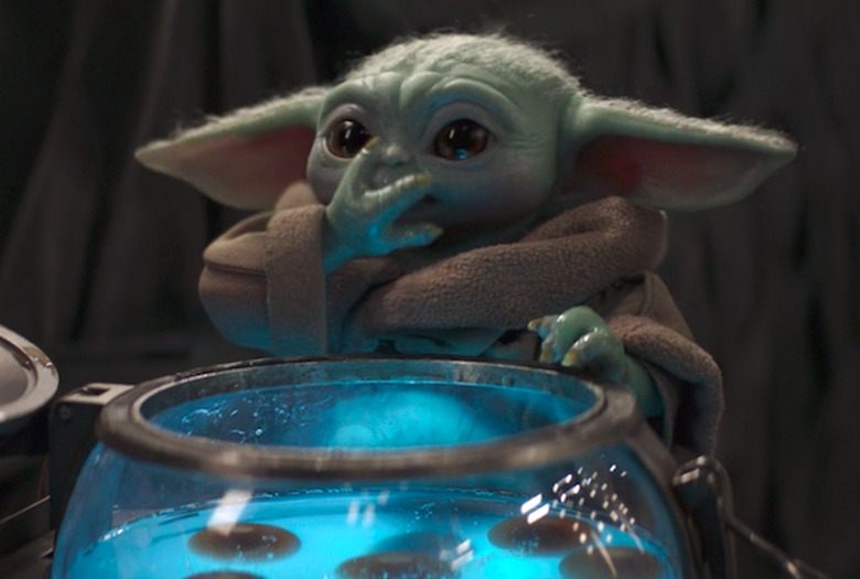 Mandalorian 2x02 Baby Yoda Eats Eggs