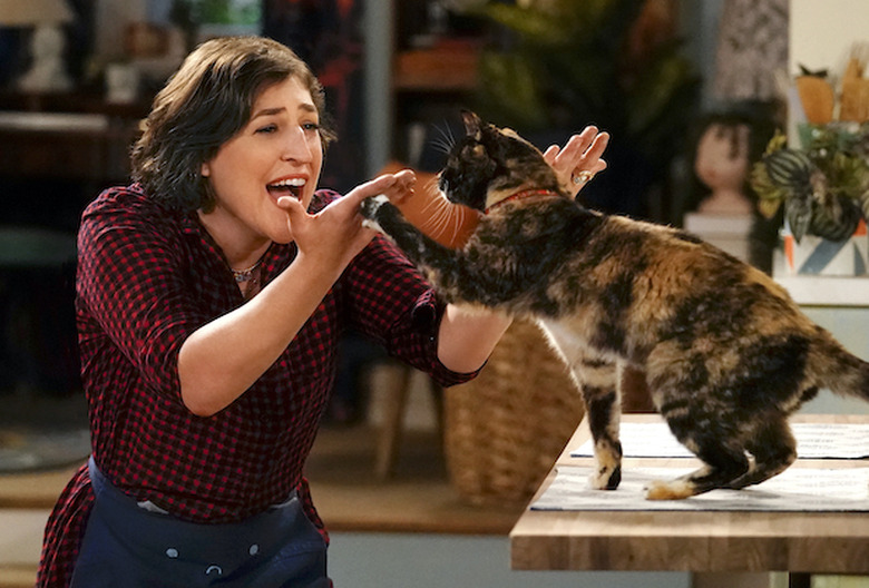 Call Me Kat 1x01 - Mayim Bialik