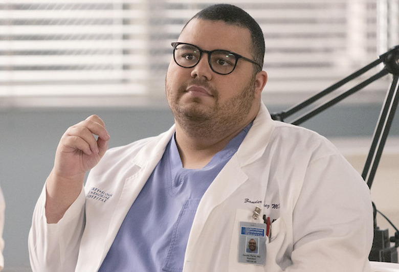 greys anatomy season 19 zaiver sinnett boyfriend zander perez