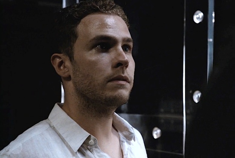 Iain De Castecker Performance