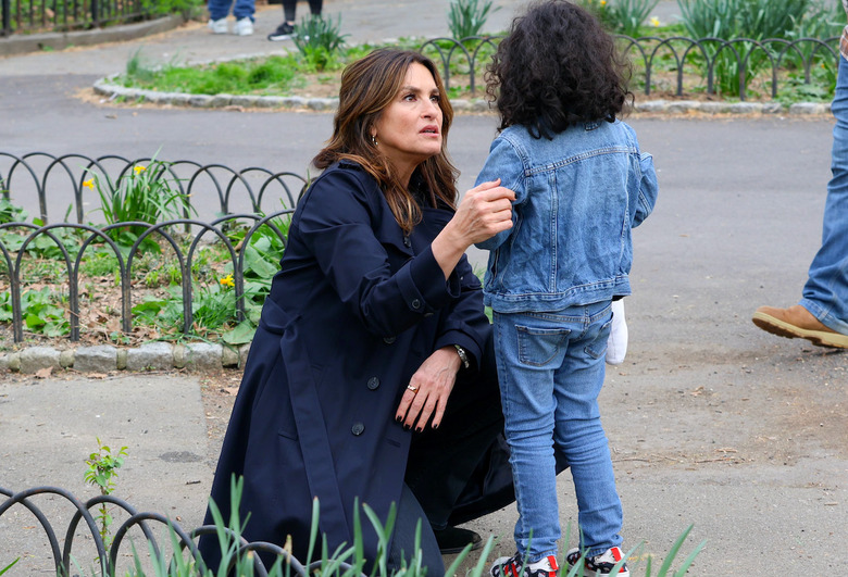 mariska-hargitay-helps-lost-girl-law-and-order-svu