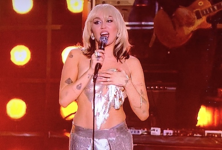 miley cyrus wardrobe malfunction nye