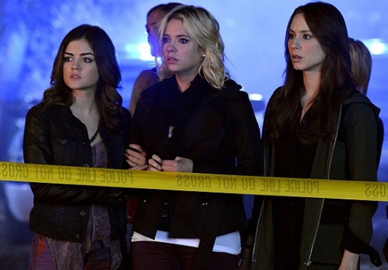 Pretty Little Liars LUCY HALE, ASHLEY BENSON, TROIAN BELLISARIO