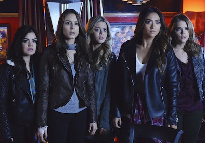 LUCY HALE, TROIAN BELLISARIO, SASHA PIETERSE, SHAY MITCHELL, ASHELY BENSON