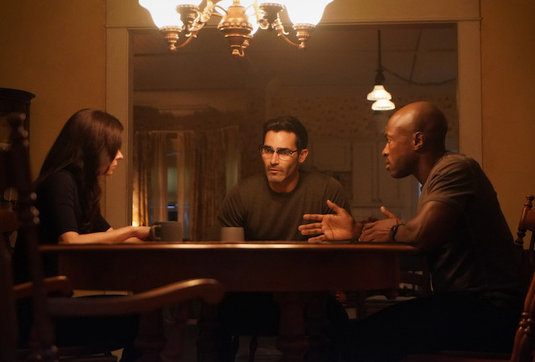 Superman & Lois, Pictured (L-R): Bitsie Tulloch as Lois, Tyler Hoechlin and Clark and Wole Parks as John Henry Irons