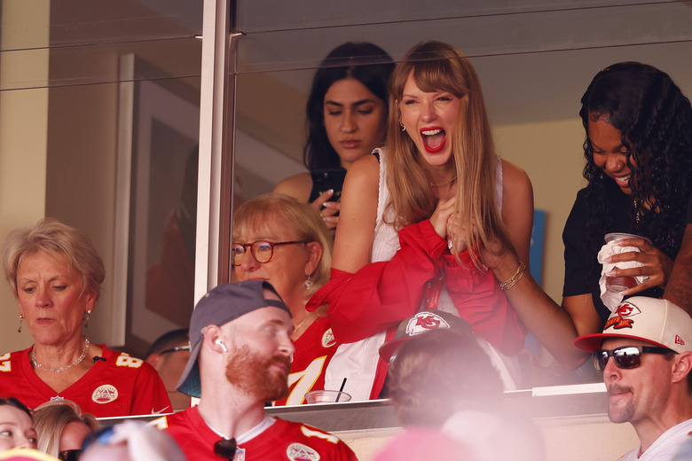 taylor-swift-travis-kelce-chiefs-game-video