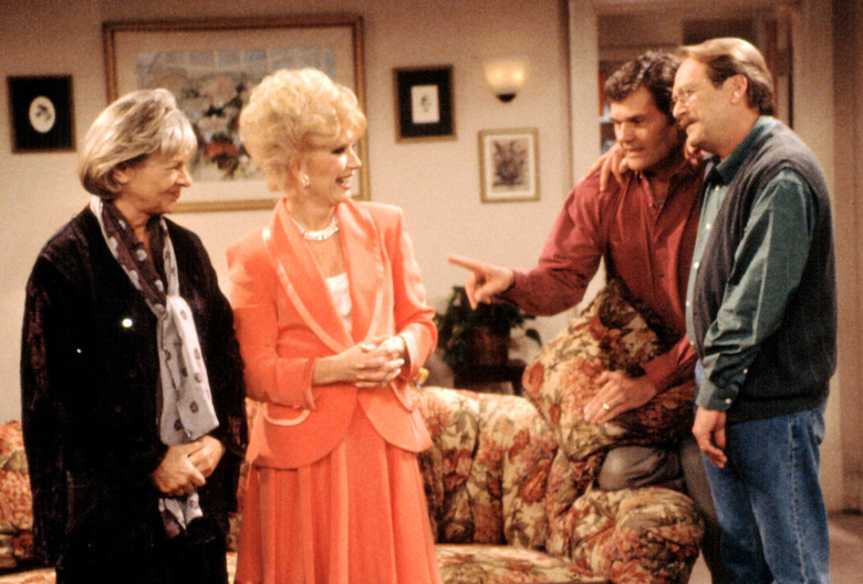ROSEANNE, (from left): Estelle Parsons, Ruta Lee, Fred Willard, Martin Mull, 'Roseanne-Feld', (Seaso