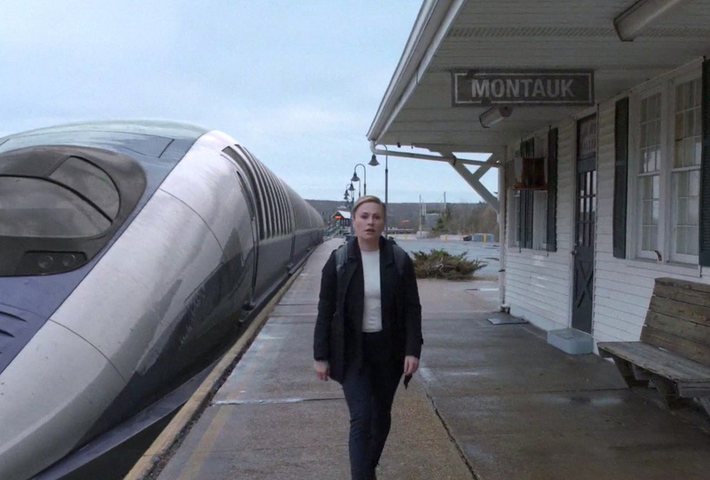 The Affair 5x02 Joanie at Montauk Train Station