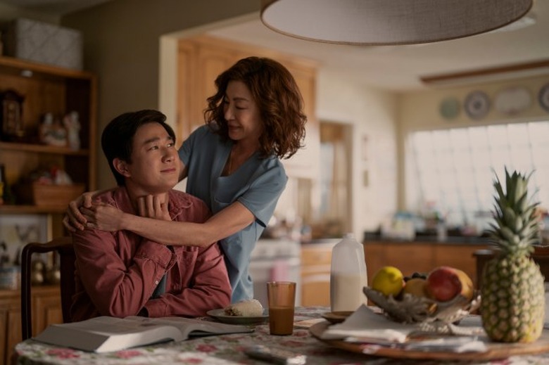 the-brothers-sun-premiere-recap-season-1-episode-1-kitchen
